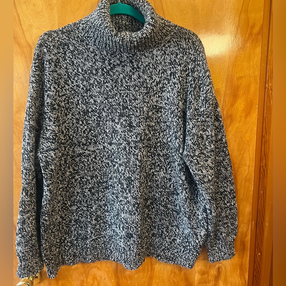 Michael KORS black and white sweater size M